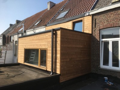 Een aanbouw in houtskeletbouw in Gentbrugge